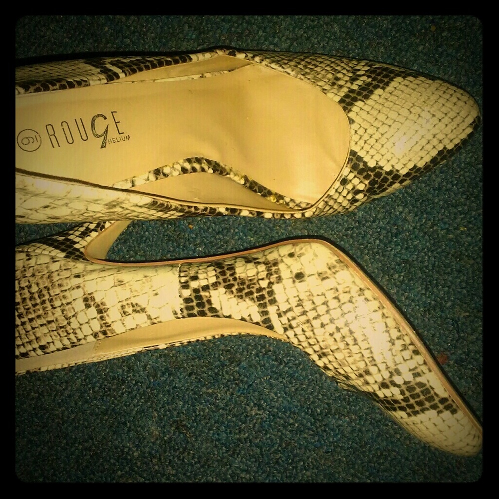 NWOT Snakeskin Stilettos/ Pumps 9 M